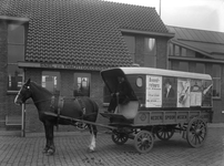 807541 Afbeelding van een paard met wagen (behangen met reclameaffiches) van de A.T.O. / Van Gend & Loos bij het ...